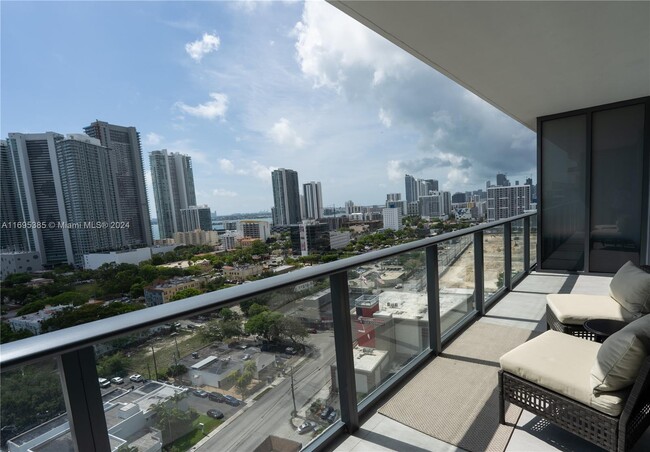 Photo - 121 NE 34th St Condominio Unidad 1706