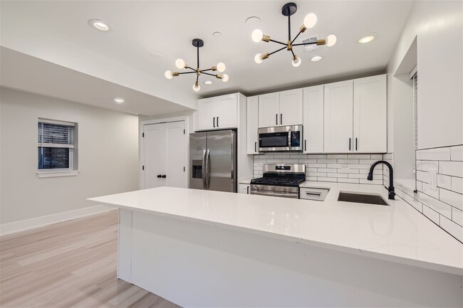 Building Photo - 1830 W Cuyler Ave Unit 1