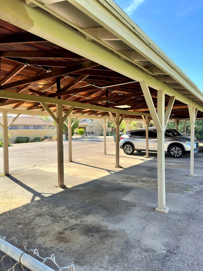 Photo - 2545 E Clarendon Ave Unidad -3