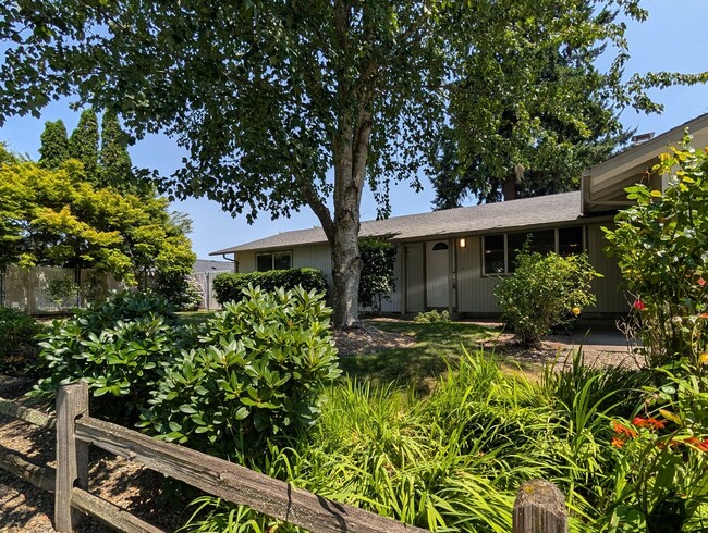 Photo - Beautiful 3 bedroom/2.5 bath home with fantastic yard!