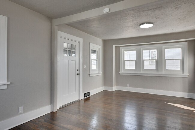 Beautiful Three Bedroom Home! - Beautiful Three Bedroom Home!