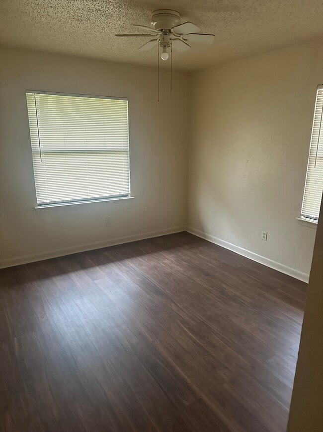 Photo - 511 Highcrest Dr