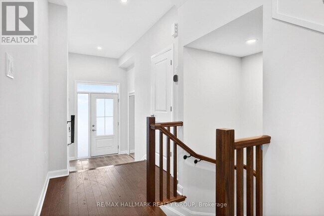 Photo - 887 Eileen Vollick Cres.