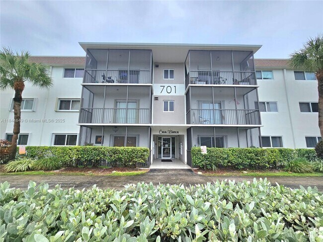 Building Photo - 701 NE 1st Ct Unit 201 Rental