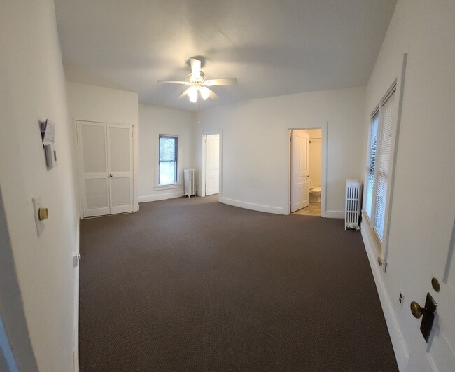 Bedroom w/full bath/side room - 305 Judd Rd Unit 3