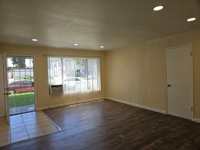 Building Photo - 1616 Picadilly Way Unit B