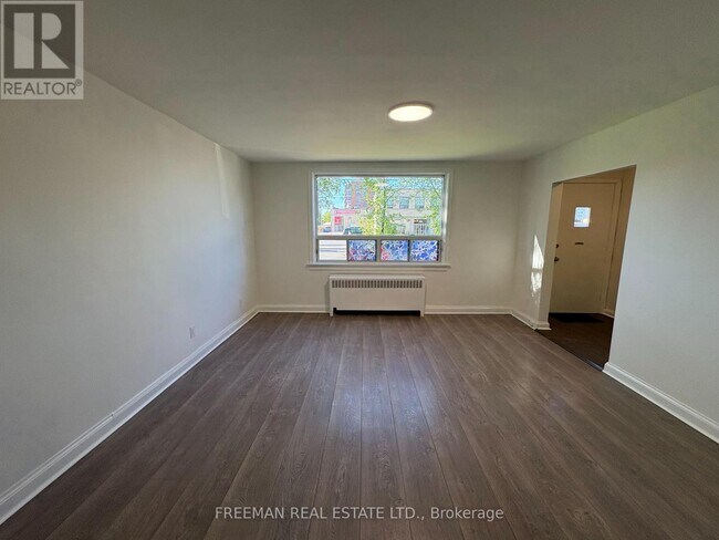 Photo - 535 Lawrence Ave W