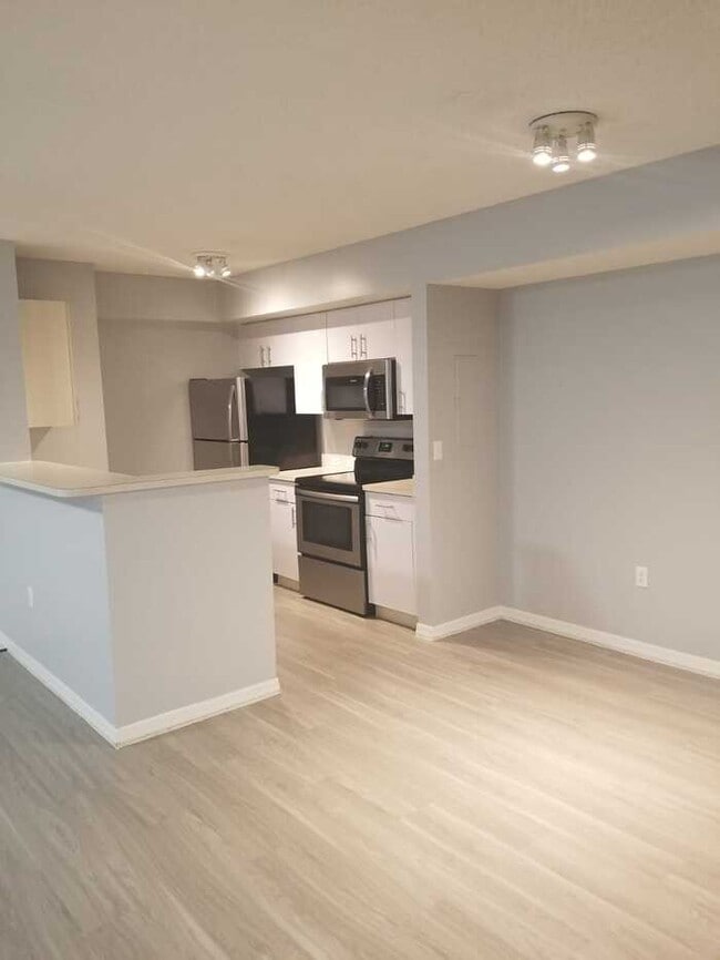 Building Photo - Bldg 8- Uni 206- Spacious 1bed/1bath-2nd f... Unit APT 206