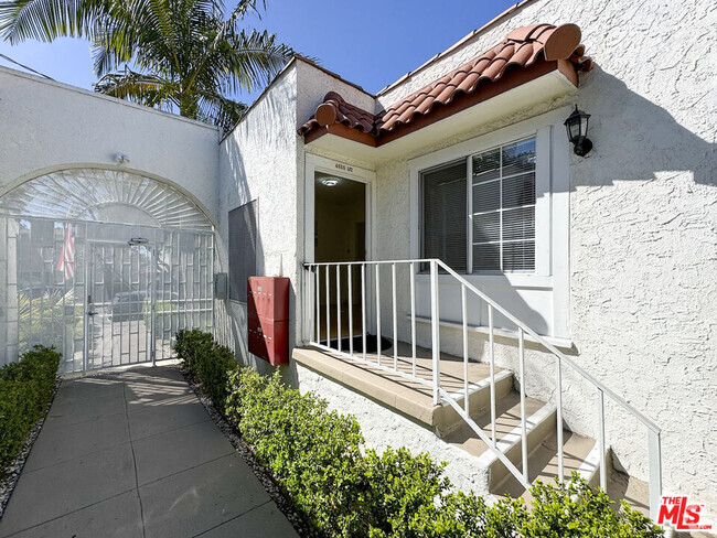 Building Photo - 4525 Franklin Ave Unit 1/2 Rental