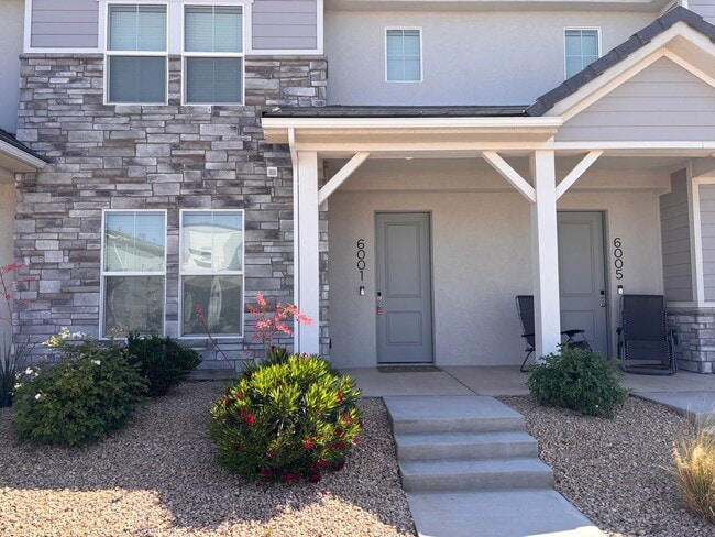 Building Photo - Amenities Galore! Desert Color 3 Bed townhome