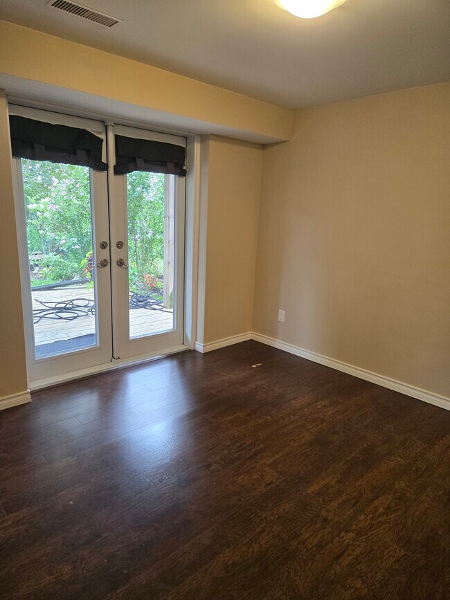 598 Creekview Cir Unit Walk-out Basement Apartment