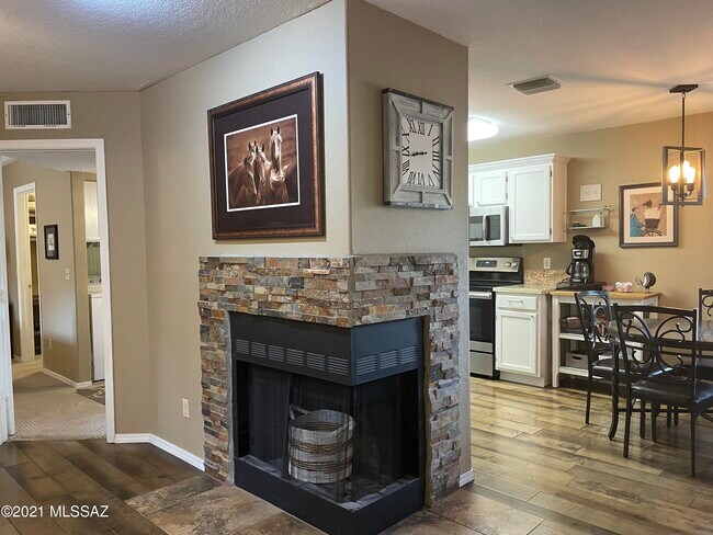 6655 N Canyon Crest Dr Unidad 1107