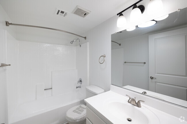 2BR, 2BA - 890SF - Bathroom