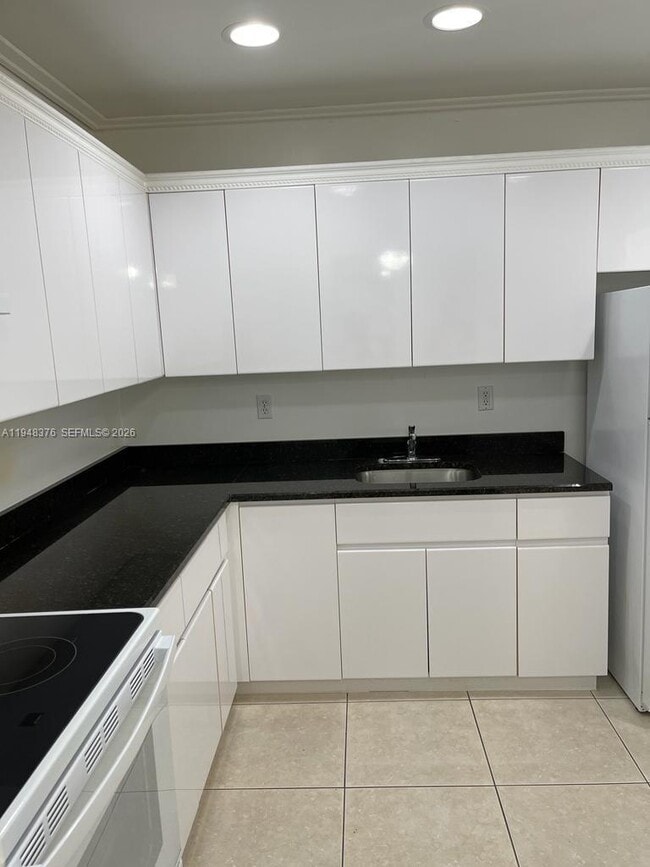 Building Photo - 724 NE 4th St Unit 12