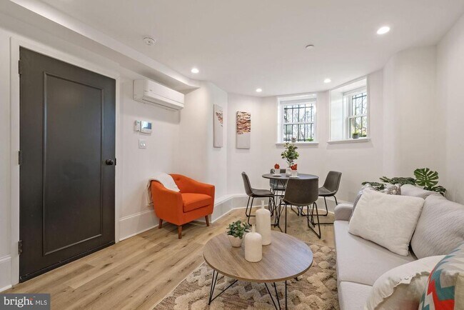 Photo - 1979 Biltmore St NW Unidad 1