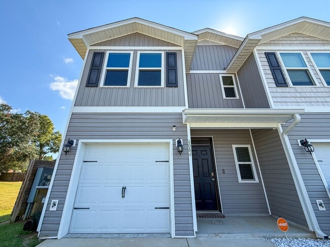 Building Photo - 3 bedroom 2.5 bath townhome tucked inside ...