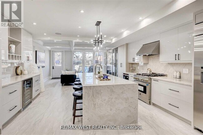 Photo - 94 Lake Crescent