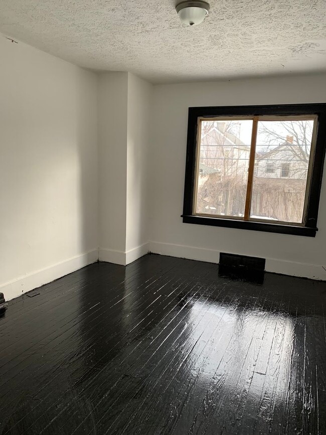 718 Rosswell Ave