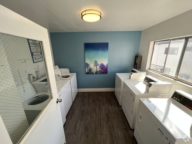 Building Photo - 2039 North Las Palmas Ave Rental