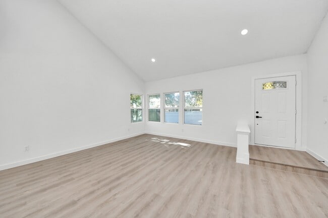 Photo - 2911 Meadowgrass Ln