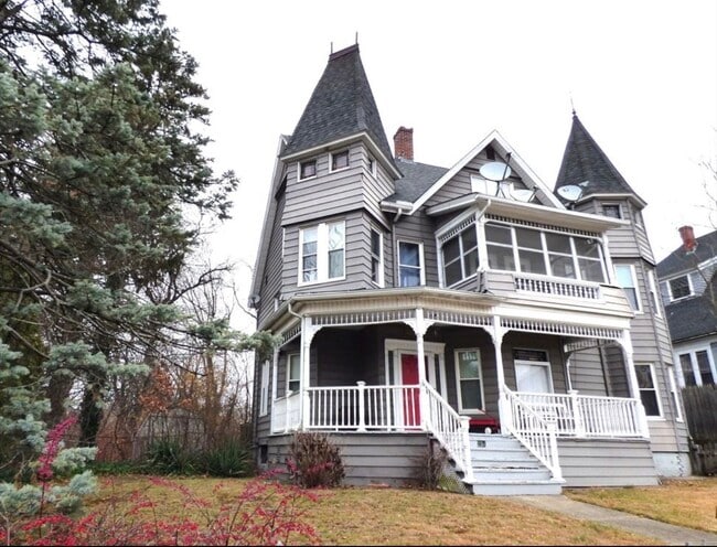 Building Photo - 298 Main St Unit 1