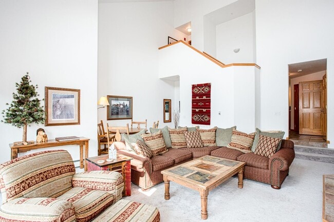 Convenient Location! Lots of Space and Lig... - Convenient Location! Lots of Space and Lig... Townhome