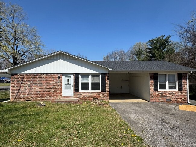 Building Photo - 2 bed/ 1 bath duplex with Carport