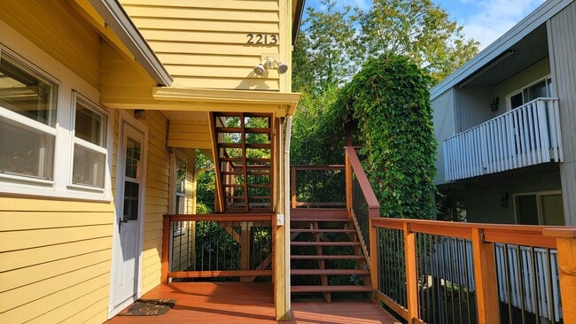 Building Photo - Bright and Spacious vintage 2 bedroom apar... Rental