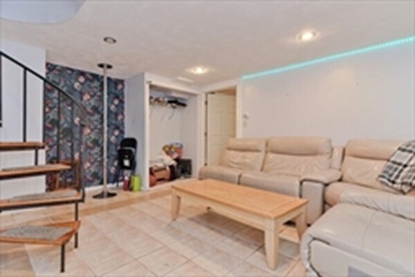 Photo - 256 W 6th St Unidad 1