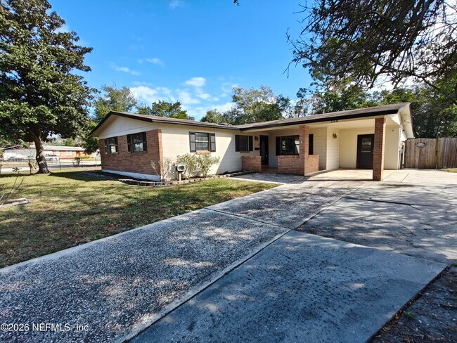 Photo - 588 Madeira Dr