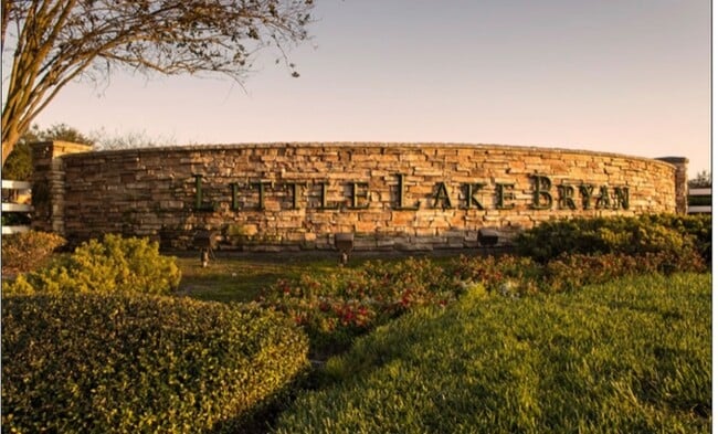 Building Photo - 8301 Elm Park Dr Unit 637