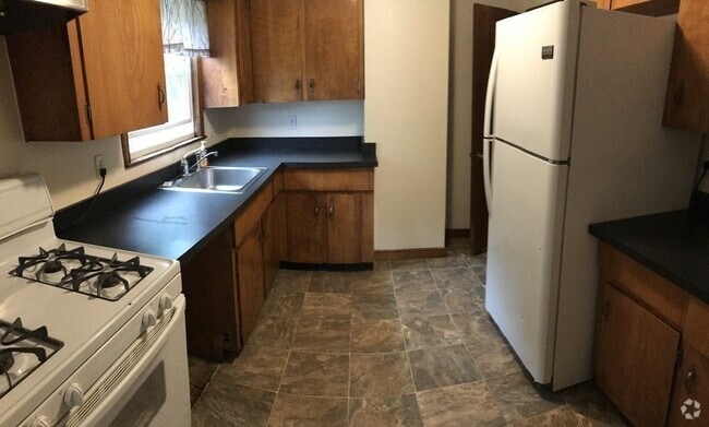 Building Photo - 50 Walnut St Rental
