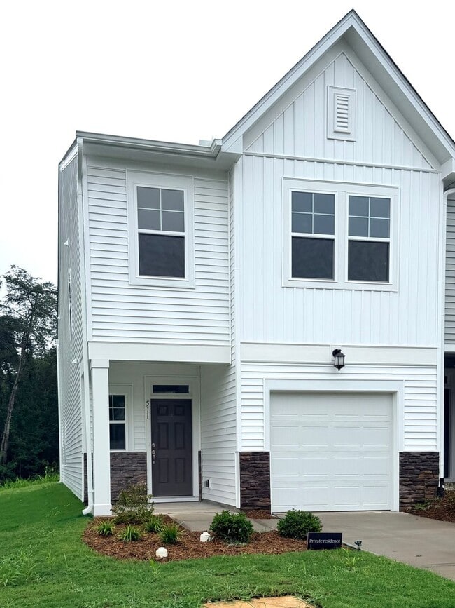 Building Photo - ~~ Luxurious End Unit 3-bedroom Townhome ~~