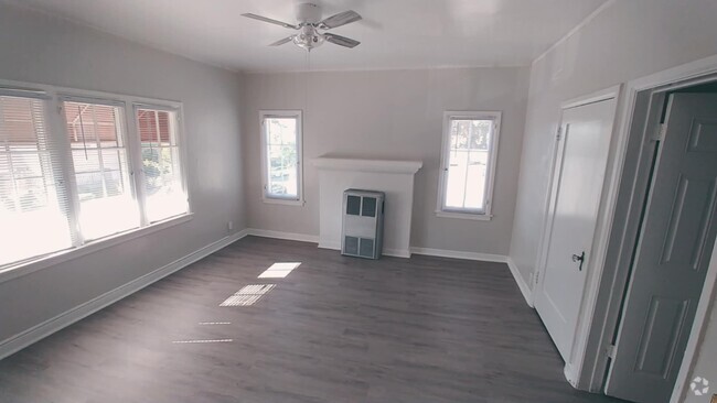 bright and airy living room with vintage /rustic feel - 1513 Dixon St Rental