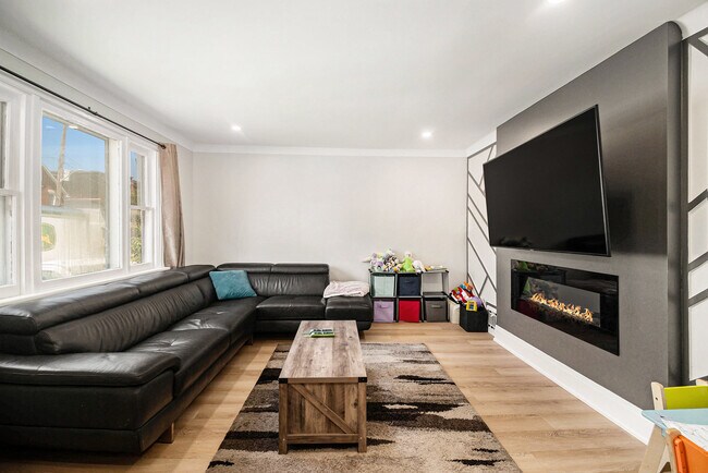 Photo - 13 Pinehurst Av