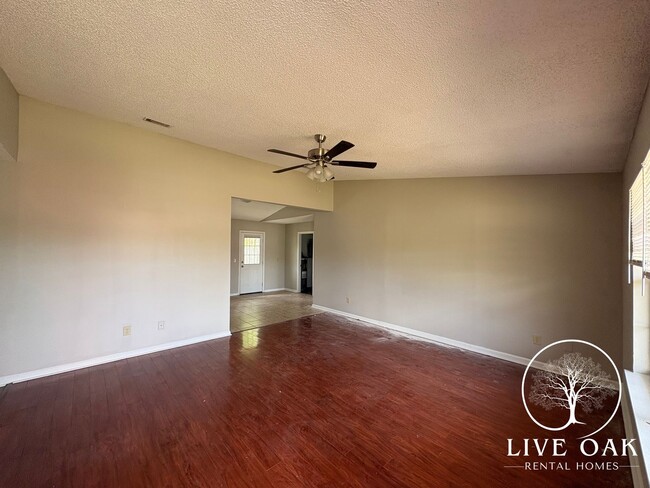 Photo - MOVE IN SPECIAL: $500 OFF 1ST MONTH'S RENT!**