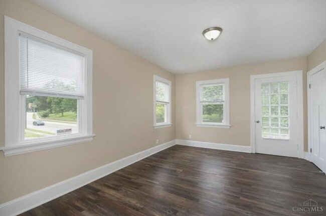 Building Photo - Bright 1-Bed in Clifton — Hardwood Floors, Off-Street Parking, Water Included Unit 3