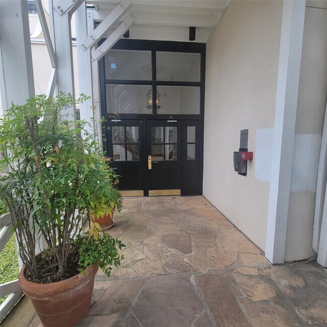 Building Photo - 2333 Bering Dr Unit 226