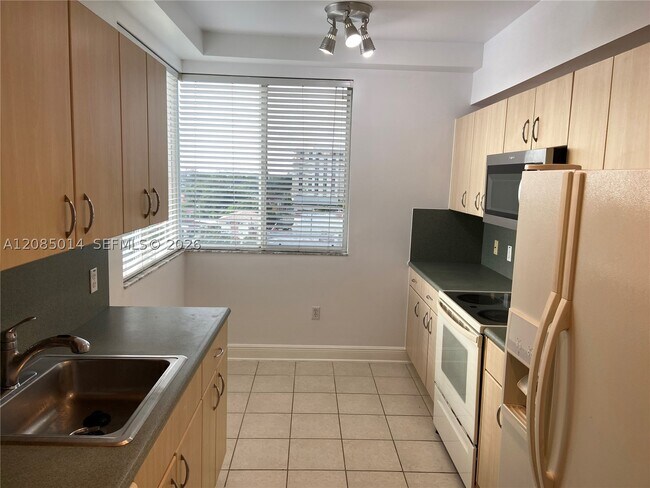 Photo - 2550 SW 27th St Unit 606