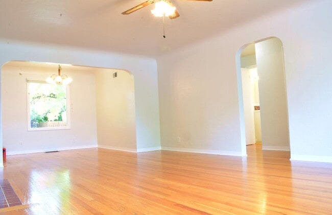Photo - Charming 3 Bedroom Home With Backyard Avai...