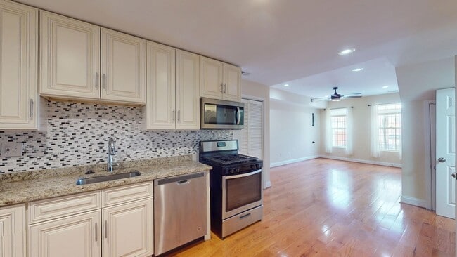Photo - 652 Newton Pl NW