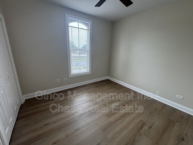 Photo - 11116 Front St