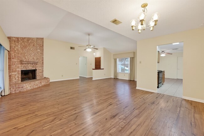 Photo - 21623 Crescent Heights St