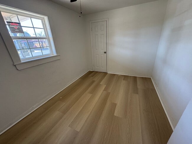 Photo - 2918 Duke St Unit B