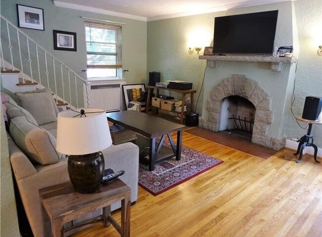 Photo - Beautiful 3 bedroom, 1.5 Bath in Mt. Lebanon!!