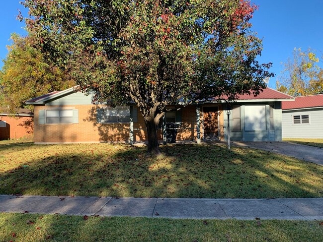 Building Photo - CLEAN, UPDATED HOME WITH A BONUS ROOM AND ...