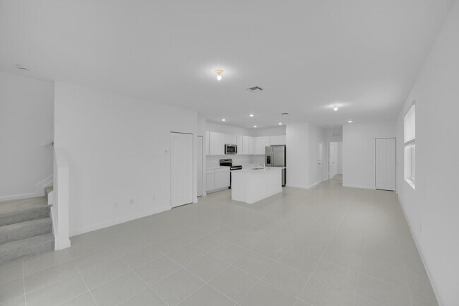 Photo - 548 Rivergrass St