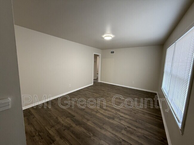 Photo - 336 W 61st Pl N