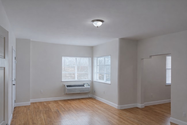 Building Photo - BGG 8415 Unit 3