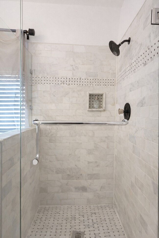 Baño principal - 1639 Churchill Ln